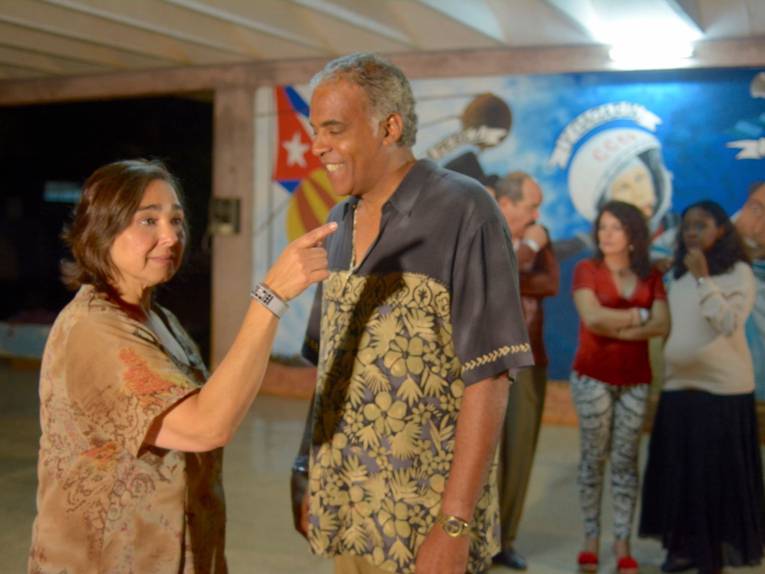 Im bild zu sehen ist Celeste García die zusammen mit anderen menschen unterwegs ist und jemanden verwarnt.